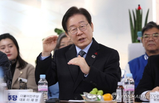 더불어민주당 이재명 대표가 1일 오후 경북 포항시 북구 죽도동 포항시전통시장상인연합회 사무실에서 열린 포항 전통시장 상인회 간담회에서 발언하고 있다. 연합뉴스